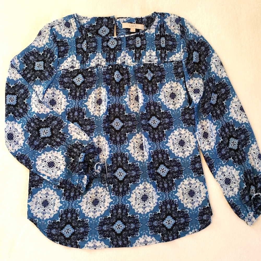 Like new Loft patterned polyester blouse